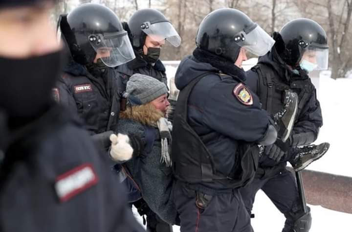 Путинские каратели задерживают участников акции против войны. Санкт-Петербург.
